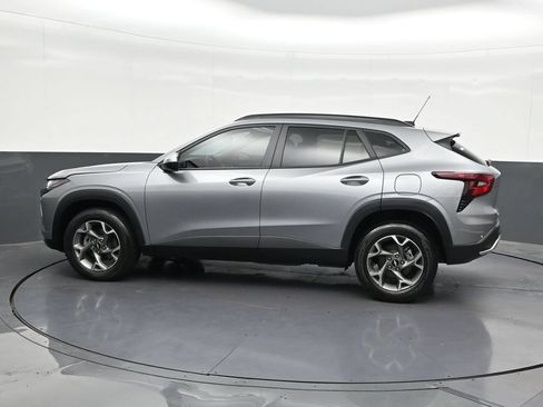 Used 2025 Chevrolet Trax LT FWD image 2