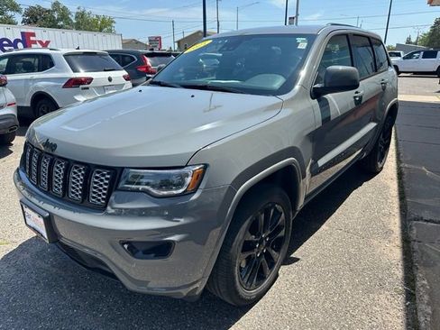 Used 2021 Jeep Grand Cherokee Laredo X AWD/4WD image 3