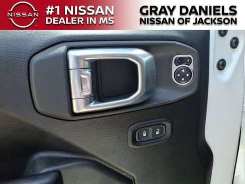 Used 2024 Jeep Gladiator Mojave AWD/4WD image 11