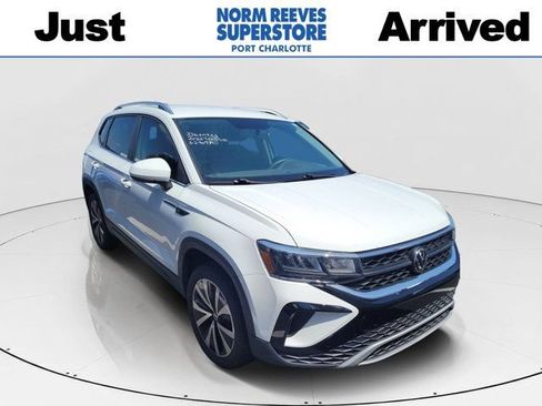 Used 2022 Volkswagen Taos SE FWD image 1