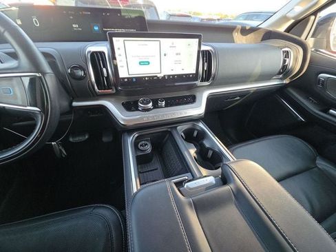 Used 2025 Ford Expedition Platinum AWD/4WD image 14