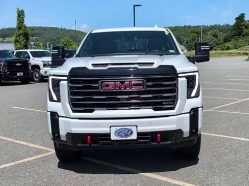 Used 2025 GMC Sierra 2500 AT4 AWD/4WD image 3