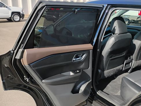 Used 2022 Nissan Rogue SV w/ SV Premium Package image 16