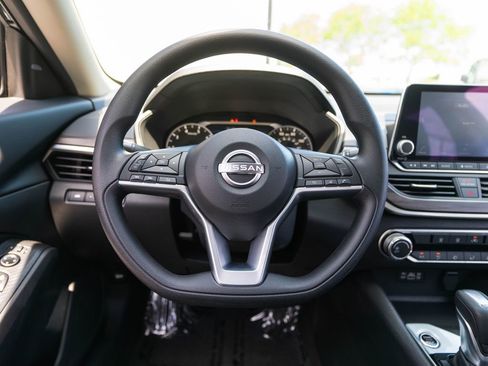 Used 2025 Nissan Altima 2.5 SV FWD image 16