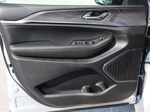 New 2025 Jeep Grand Cherokee Overland w/ Luxury Tech Group IV image 9