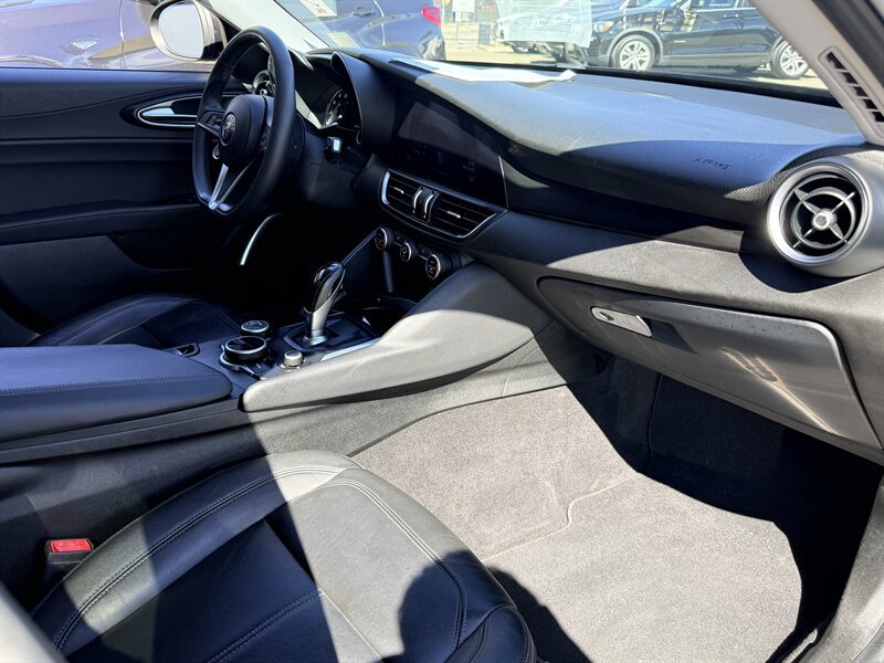Used 2018 Alfa Romeo Giulia AWD image 28