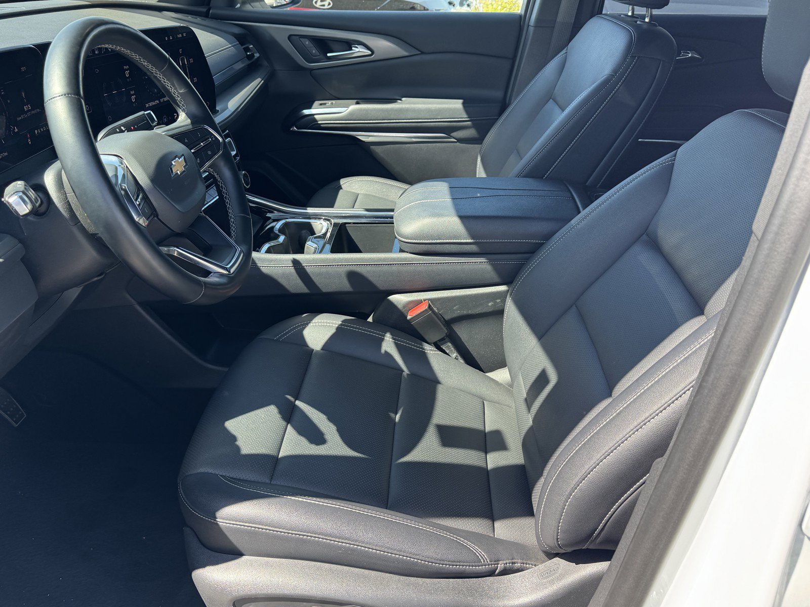 Used 2025 Chevrolet Traverse LT FWD image 19
