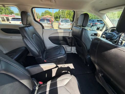 Used 2020 Chrysler Voyager Lxi FWD image 28