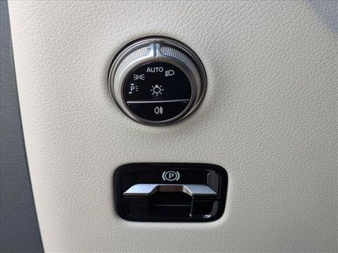 Used 2025 Mercedes-Benz GLC 300 4MATIC image 13