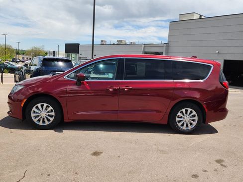 Used 2017 Chrysler Pacifica Touring w/ Tire & Wheel Group FWD image 4
