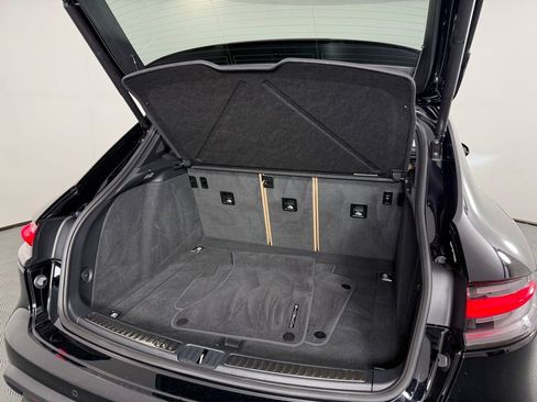 Certified 2025 Porsche Macan Base image 15