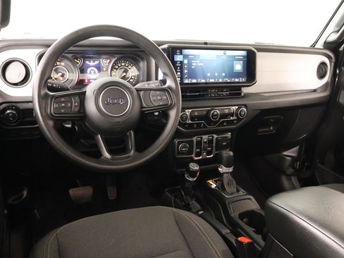 Used 2025 Jeep Gladiator Sport image 2