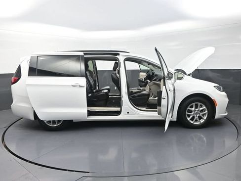 Used 2022 Chrysler Pacifica Touring-L FWD image 38