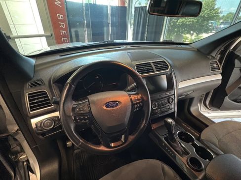 Used 2017 Ford Explorer XLT w/ Equipment Group 202A FWD image 21