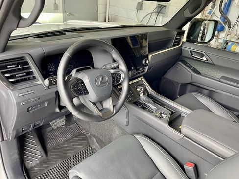 Used 2024 Lexus GX 550 image 13