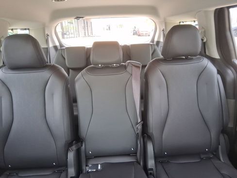 New 2026 Kia Carnival EX FWD image 17