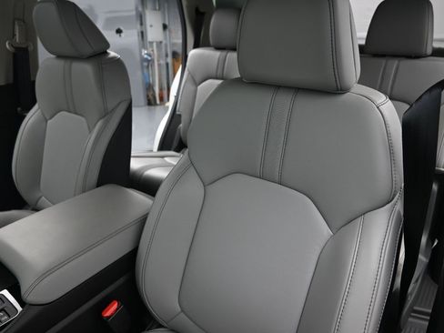 Used 2025 Honda Pilot Touring image 9