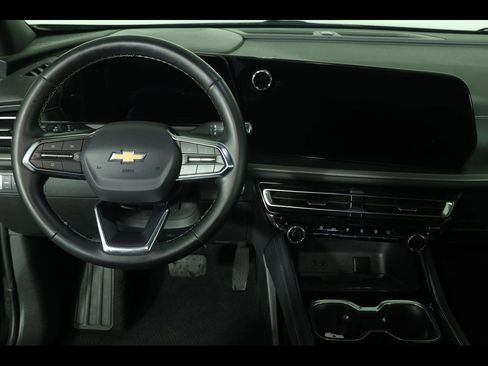 Used 2025 Chevrolet Traverse LT image 16