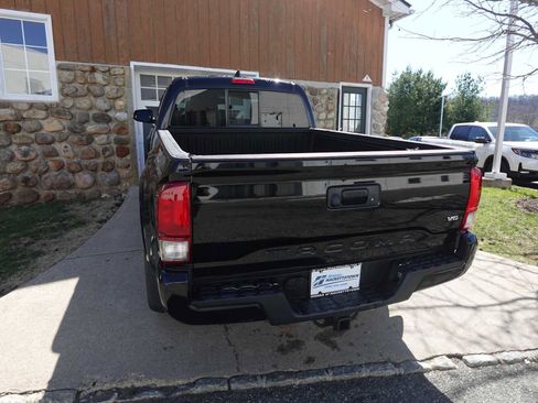 Used 2017 Toyota Tacoma TRD Sport w/ Tow Package (A/T) image 5