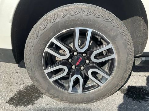 Used 2023 GMC Yukon XL AT4 w/ AT4 Premium Plus Package AWD/4WD image 9