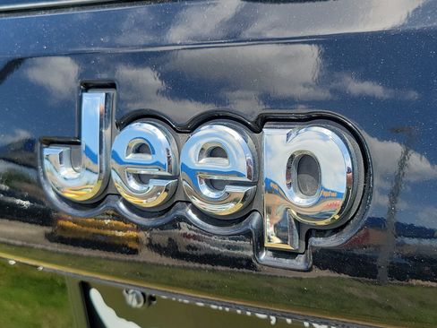 Used 2018 Jeep Grand Cherokee Laredo AWD/4WD image 6