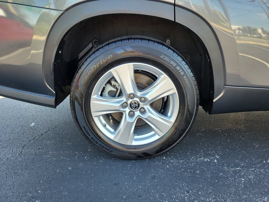 Used 2023 Toyota Highlander L FWD image 5