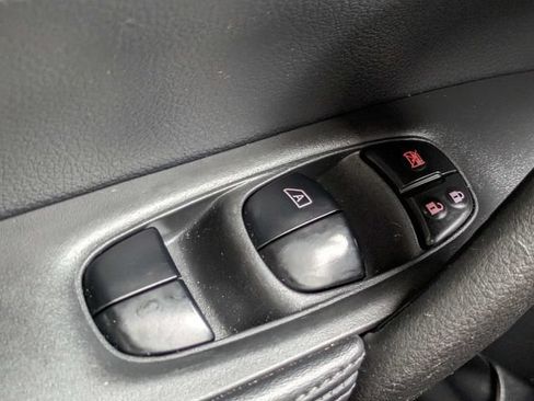 Used 2018 Nissan Rogue SV w/ Premium Package FWD image 22