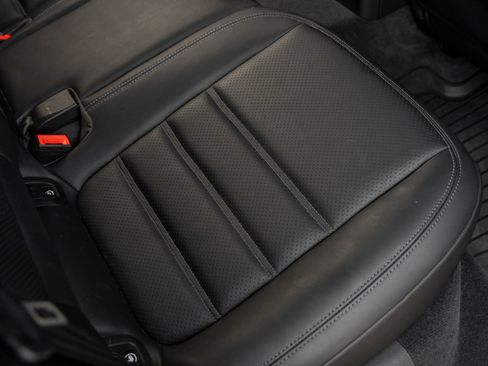 Certified 2025 Porsche Macan AWD/4WD image 40
