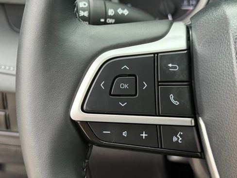 Used 2025 Toyota Highlander XLE FWD image 12
