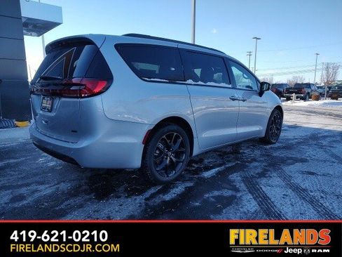 New 2026 Chrysler Pacifica Select w/ S Appearance Package image 3