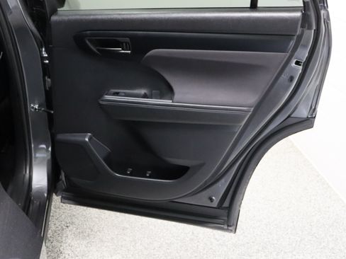 Used 2025 Toyota Highlander LE FWD image 35