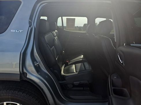 Used 2023 GMC Acadia SLT image 27