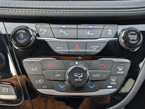 Used 2023 Chrysler Pacifica Limited w/ S Appearance Package image 28