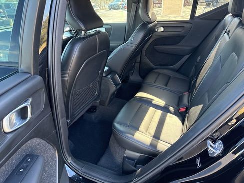Used 2020 Volvo XC40 T5 Momentum w/ Premium Package image 16