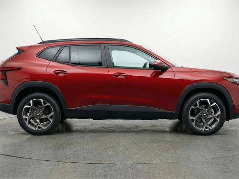 Used 2025 Chevrolet Trax LT image 11