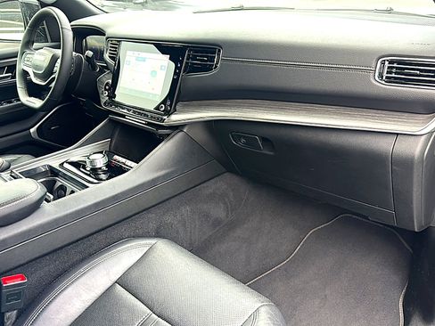 Used 2024 Jeep Wagoneer L Series II image 23