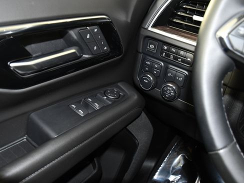 Used 2025 Chevrolet Suburban Z71 AWD/4WD image 34