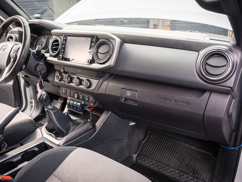 Used 2020 Toyota Tacoma TRD Off-Road image 32