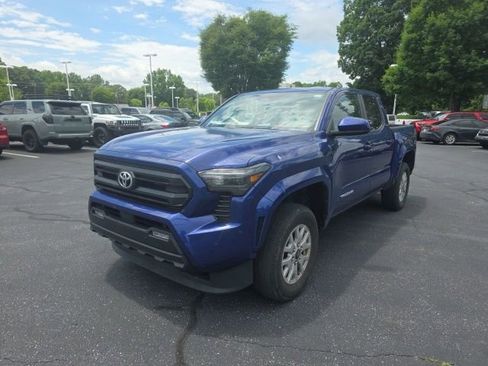 Used 2024 Toyota Tacoma SR5 AWD/4WD image 4
