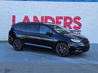 New 2026 Chrysler Pacifica Limited w/ Uconnect Theater Family Group video 1