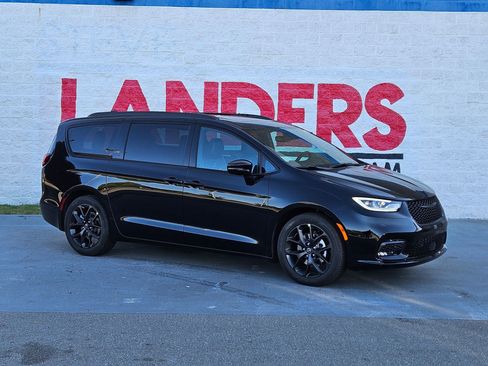 New 2026 Chrysler Pacifica Limited w/ Uconnect Theater Family Group image 1