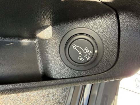 Used 2024 GMC Terrain SLE w/ Driver Convenience Package FWD image 17