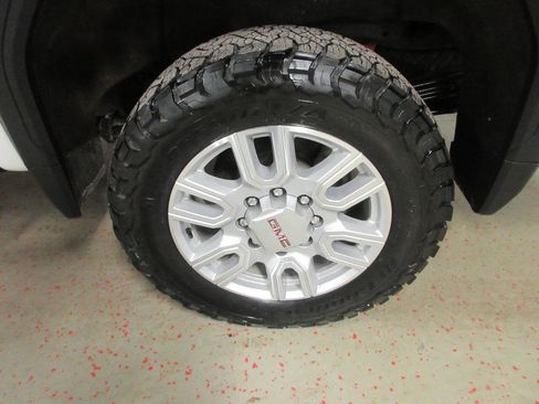 Used 2021 GMC Sierra 2500 SLT w/ SLT Preferred Package image 16