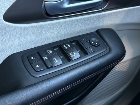 Used 2017 Chrysler Pacifica Touring-L image 17