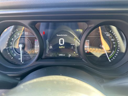 Used 2024 Jeep Wrangler Unlimited AWD/4WD image 12