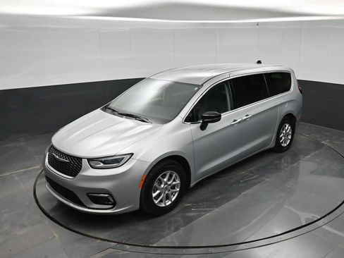 Used 2024 Chrysler Pacifica Touring-L FWD image 32
