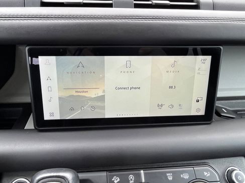 Used 2020 Land Rover Defender 110 SE image 24