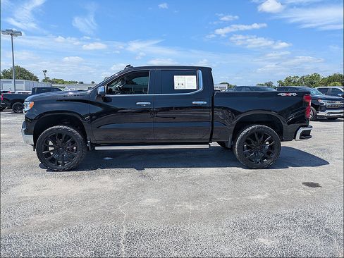 Used 2022 Chevrolet Silverado 1500 LTZ w/ Technology Package AWD/4WD image 4