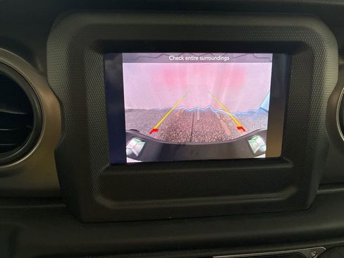 Used 2023 Jeep Gladiator Willys AWD/4WD image 18