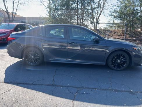 Used 2025 Toyota Camry SE image 4